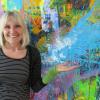 Anni Schedel liebt den Farbrausch, lebt die Kunst. Hier ist sie vor ihrem Werk "Hoffmanns Erzählungen" zu sehen.