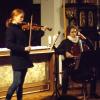 Alina Engelhard an der Geige und Carolin Maier am Cello begeistern bei ihrem ersten Auftritt beim Adventskonzert. 	