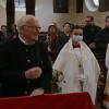 Herzliche Begegnung: Der Eichstätter Bischof Gregor Maria Hanke (rechts) kam in die Stadtpfarrkirche St. Emmeram, um Diakon Werner Appl (links) zu würdigen. Der Wemdinger übt seit 40 Jahren dieses Amt aus.  	
