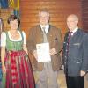 Kunigunde Ruisinger und Hans Rabl überreichten Leonhard Kandler die Fördermedaille in Silber des Allgäu-Schwäbischen Musikbundes.