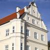 Das Burtenbacher Rathaus ist saniert worden. An höheren Kosten gibt es nun Kritik. 