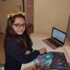 Zeynep Turan, 10 Jahre, geht in die 4. Klasse der Kerschensteiner Schule in Augsburg: Auch sie ist aktuell noch im Distanzunterricht und erledigt ihre Hausaufgaben am Laptop in ihrem Kinderzimmer