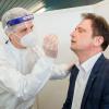 Apotheker Dr. Matthias Schneider hat bei Dillingens Oberbürgermeister Frank Kunz einen Antigen-Schnelltest durchgeführt. 
