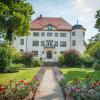 Das Reimlinger Schloss beherbergt seit 1997 unter anderem die Gemeindeverwaltung der Gemeinde Reimlingen mit Amtszimmer, Sitzungssaal und Trauungszimmer.