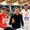 Aufgepasst! Trainer Stefan Goschenhofer erklärt Nachwuchsspieler Lewis Londene (links) und Nedim Hadzovic die Taktik für das Auswärtsspiel in Rosenheim. 	