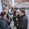 Oberbürgermeister Mathias Neuner sowie alle OB-Kandidaten bedanken sich bei den Aktivisten von "Landsberg bleibt bunt" mit weißen Rosen für ihren stillen Protest gegen rechtes Gedankengut. Initiiert hat die spontane Aktion Steffen Schmidt-Hug von der Landsberger Mitte.