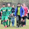 Das ist Sportkameradschaft: Spieler des FC Burlafingen und der SGM Ingstetten/Schießen tragen gemeinsam den verletzten Christoph Blaschke vom Feld.  	