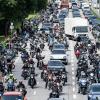 Mehrere tausend Motorradfahrer beteiligten sich an einem Fahrzeugkorso durch die Innenstadt in München.