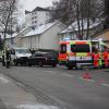 Bei einem Zusammenstoß zwischen einem Kleinbus und einem Auto wurden mehrere Schüler verletzt.  