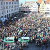 Augsburgs Rathausplatz ist voller Demonstranten.