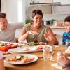Jetzt im Herbst und während des Lockdowns verbringen Familien deutlich mehr Zeit miteinander. Ein Experte gibt Tipps, wie das gelingen kann – zum Beispiel beim gemeinsamen Essen.  	 	