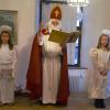 Der Nikolaus (Helmut Sauter) besuchte den Seniorennachmittag in Lauterbach gemeinsam mit den Engeln Ella Caesar und Emilia Eckl.