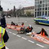 Aktivisten der "Letzten Generation" haben in Ulm vor dem Theater die Kreuzung Olgastraße und Neutorstraße blockiert.