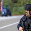 Ein Kosovo-Polizist bewacht eine Straße in der Nähe des Dorfes Banjska. Maskierte Angreifer haben im Norden des Kosovos einen Polizisten erschossen.