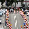 Baustelle auf der Gänstorbrücke mit gesperrten Fahrspuren.