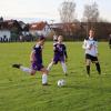 Im Hinspiel gelang dem TSV Walkertshofen (lila Trikots) in Langenneufnach ein wichtiger 2:0-Sieg. Wer hat in diesem Kellerderby diesmal die Nase vorn?