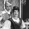 Johannes Heesters als leichtlebiger Graf Danilo mit Margit Schramm in der Operette «Die lustige Witwe» 1964 im Berliner Theater des Westens. Foto: dpa