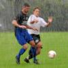 Bei strömendem Regen in Wallerstein: SCW-ler Jonas Wüst (rechts) gegen Patrick Schwägler von Eintracht T.R.B. 