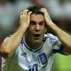 Giorgos Karagounis kann es nicht fassen. Der griechische Held war im Viertelfinale der EM 2012 in der Partie Deutschland - Griechenland nicht mit dabei. Die fiktiven und internationalen Pressestimmen.