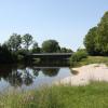 Das naturnahe Wertachufer bei der Brücke über die Reinhartshofer Straße. Vor dem Schwimmen in der Wertach soll nun gewarnt werden. 