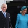 König Charles III. von Großbritannien und Königsgemahlin Camilla kommen am Flughafen an.