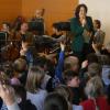 Im Rahmen ihrer regelmäßigen Schulkonzerte waren die Augsburger Philharmoniker nach Aystetten gekommen. Erzählerin Katja Schild führte die Schüler der Grundschule einfühlsam in das musikalische Märchen „Peter und der Wolf“ von Sergej Prokofjew ein. 	