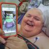 Das war sein 59 Kilo schwerer Tumor: Der US-Amerikaner Roger Logan zeigt ein Foto auf seinem Smartphone, nachdem ein Chirurg in den USA das Geschwür entfernt hatte.
