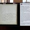 Ein Bildschirm zeigt den ersten Instagram-Post von Königin Elizabeth II. zusammen mit einem Brief von Computer-Pionier Charles Babbage an Prinz Albert aus dem Jahr 1843.