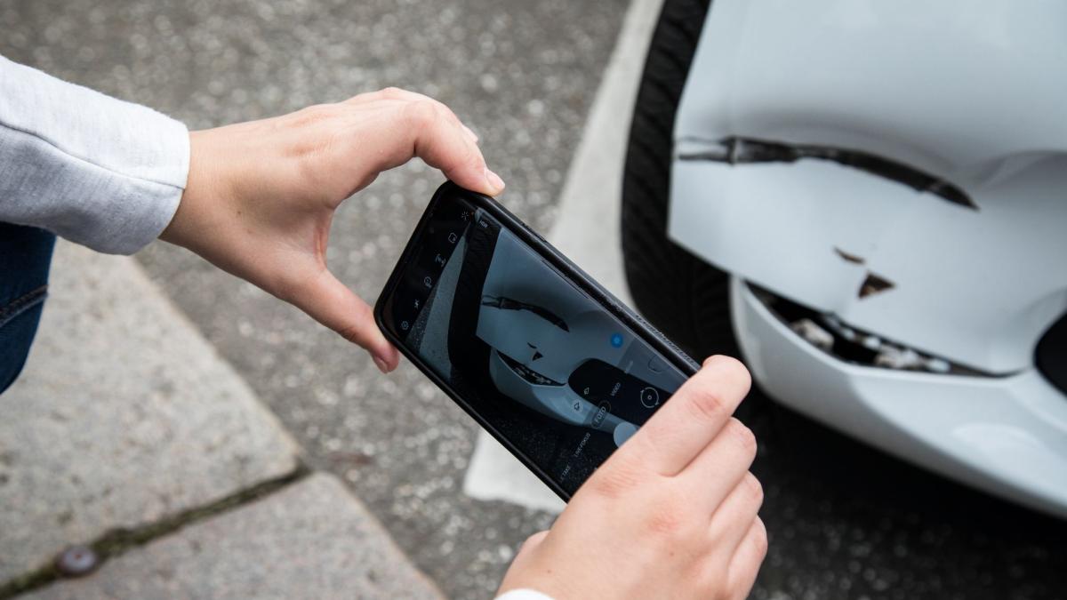 Unbekannter-f-hrt-Auto-auf-Supermarkt-Parkplatz-in-Aichach-an-und-flieht