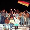 Am 9. November 1989 fiel die Mauer in Berlin. Mit Wunderkerzen in den Händen freuten sich Menschen über die Öffnung der deutsch-deutschen Grenzen. 