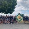 Gemeinsam mit dem Burschenverein Aindling holte die KLJB Stotzard die restaurierte Fahne in Regensburg ab. Im August wird nun die Fahnenweihe gefeiert.
