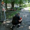 Trauer um das tote Mädchen, das am Samstag auf diesem Spielplatz in Oberhausen von einem Baum erschlagen wurde. Am Montag stellte ein Mann eine Kerze am Bauzaun ab. 