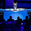 Die UEFA Champions-League-Trophäe steht auf einem Podest vor Beginn der Auslosung.