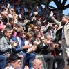 Ministerpräsident Markus Söder grüßt im Donauwörther Stauferparkstadion in die Menge. Sein überraschender Besuch kam bei den Schützen sehr gut an. 