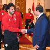 Volksstar trifft auf Volksvertreter: Mohamed Salah beim Handshake mit dem ägyptischen Präsidenten Abdel Fattah Al-Sisi. 