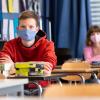 Im Landkreis Aichach-Friedberg gelten weiterhin strenge Infektionsschutzregeln. Darunter eine strikte Maskenpflicht für alle Schüler – auch im Unterricht.  	