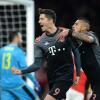 Torschütze Robert Lewandowski (l) und Arturo Vidal jubeln über das Tor zum 1:1-Ausgleich für die Bayern.