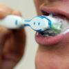 Zu viel Druck beim Zähneputzen kann Zähne und Zahnfleisch schädigen. 