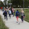 Über diesen schmalen Weg mit niedrigem Geländer gehen die Schüler vom Schulgelände zum Bahnsteig. 