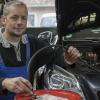 Falscher Sprit an einer Tankstelle in Lengenfeld. Das sorgt für jede Menge Arbeit in den Werkstätten: Kfz-Mechanikermeister Thomas Rösler beim Abpumpen des falschen Kraftstoffs an einem betroffenen Auto.