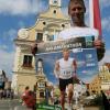 Jürgen Heigl zeigt das Plakat für den Halbmarathon. Der Lauf soll in diesem Jahr attraktiver werden. 