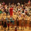 Lebhaft und bunt – so ist der Fasching und so war auch das Finale des gemeinsamen Faschingskonzerts der Irmgard Seefried Sing- und Musikschule mit den Jungklassikern und der Jugendkapelle. 	