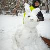 Eva Marie Ramsperger aus Lauingen hat eine Pause im Homeschooling genutzt, um bei dem langersehnten Wintereinbruch einen Schneehasen zu bauen. 