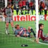 Kurz vor der Ziellinie: Die geschlagenen Bayern Scholl, Kahn und Tarnat im verlorenen Champions-League-Finale 1999 gegen Manchester United.  	 	