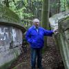 Tonnenschwere Betonteile von zwei betonierten Methanolbunkern finden sich noch heute in einem Waldstück am Lerchenberg. Moos wächst auf den Resten der Rüstungsanlage, die in unmittelbarer Nachbarschaft zum Hof von Albert Diemingers (Bild) Familie stand. Die US-Amerikaner sprengten die armierten Tanks im Oktober 1947. Die Backsteingebäude des Paraxolwerks ließen sie stehen – zum Glück: Nach dem Krieg zogen dort Flüchtlinge ein. Später baute die Bundeswehr das Gelände aus. 