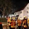Beim Brand eines Schweinestalls im schwäbischen Dürrlauingen (Landkreis Günzburg) sind eine Bäuerin und zwei Feuerwehrleute leicht verletzt worden.