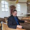 Pfarrer Max Bauer in der  vom Tornado verwüsteten und wieder aufgebauten Salzbergkapelle
