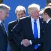 Der belgische König Philippe l, US-Präsident Donald Trump M und der französische Präsident Emmanuel Macron nehmen in Brüssel an der Eröffnungszeremonie des neuen Nato-Hauptquartiers teil.