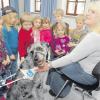 Der Vierbeiner wurde schnell ein Freund der Kinder: Blindenhund Gino besuchte mit Brigitte Habeck den Kindergarten in Biburg.