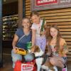 Die Haunsheimerin Birgit Vasilejevic und ihre Töchter Lilja (Mitte) und Leona finden die Nahkaufbox praktisch zum Einkaufen. Dieses Mal gab es auch etwas Süßes für die Kinder.